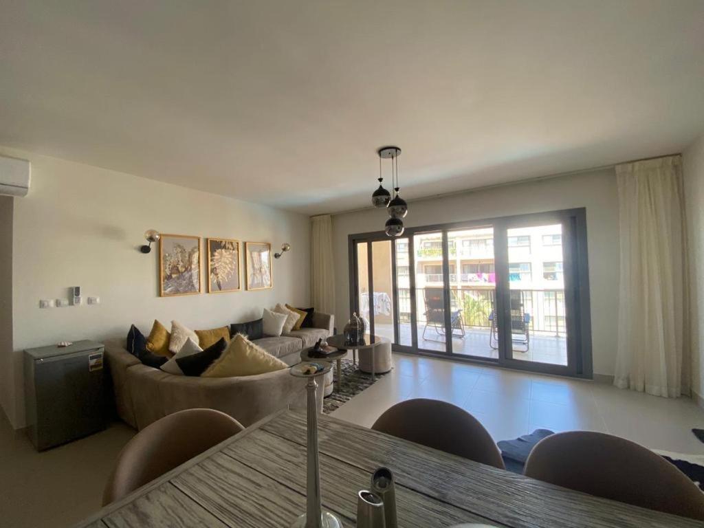 شقه بالدور الاول بالتجمع الاول Apartment